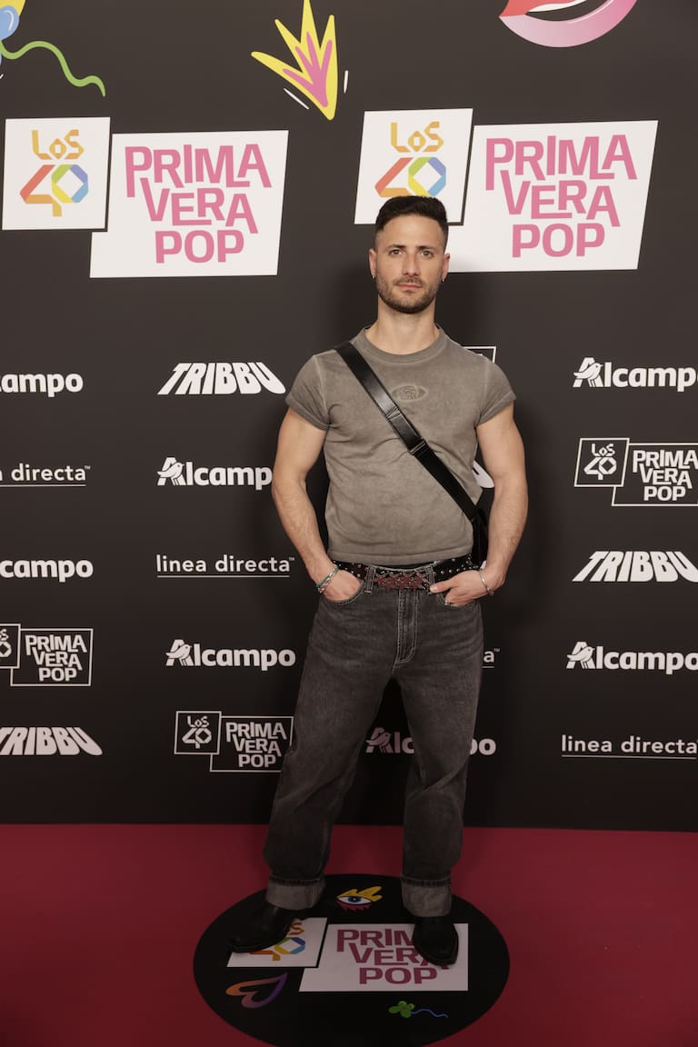 El influencer de Fuengirola, Edgar Caro, ha lucido este outfit urbano que completa con una bandolera cruzada al torso.