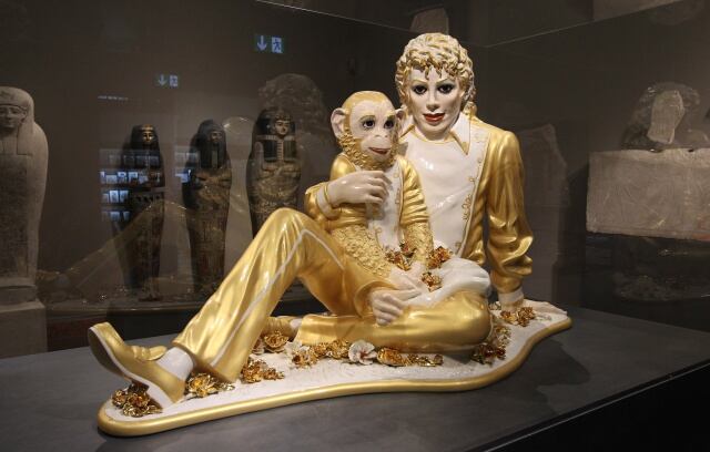 Una de las esculturas más famosas de Jeff Koons es la de Michael Jackson y Bubbles / Getty