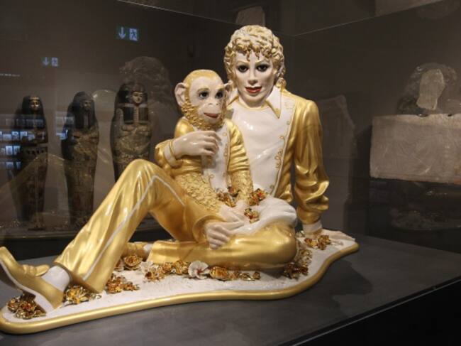 Una de las esculturas más famosas de Jeff Koons es la de Michael Jackson y Bubbles / Getty