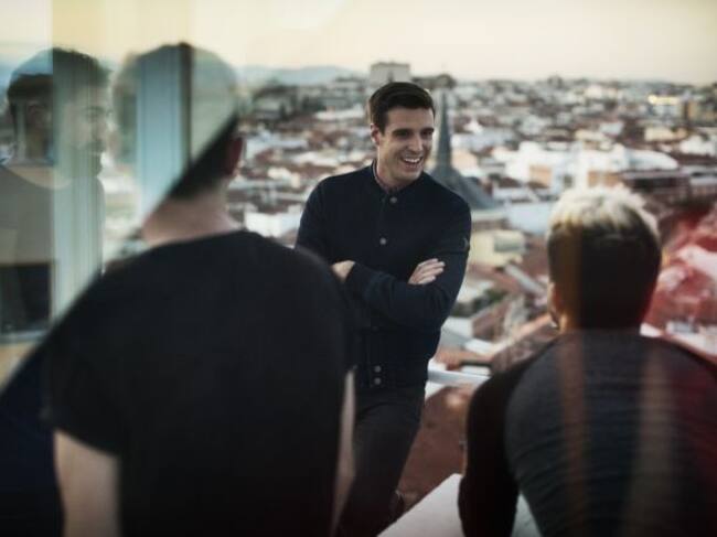 LOS 'INFLUENCERS'. "En LOS40 todo es diferente a lo que yo había vivido. Ya solo el sitio donde trabajamos, en la Gran Vía, es algo magnífico", dice Uri Sàbat, el hombre de las noches en la cadena. Esta temporada presenta Radiotubers, el programa que logra el más difícil todavía: trasladar a la radio el desparrame de los influencers de las redes sociales. Entre sus colaboradores figuran el incendario Jorge Cremades, Herrejón, Antón Lofer, Dante Caro y Andrea Compton.