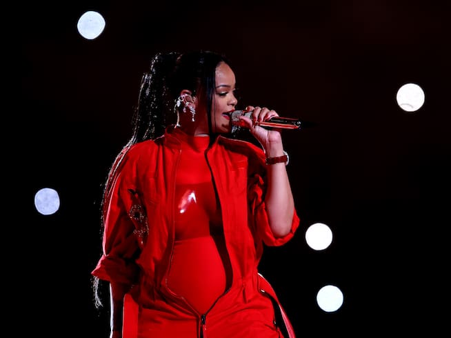 Rihanna durante su actuación en la Super Bowl en febrero de 2023.