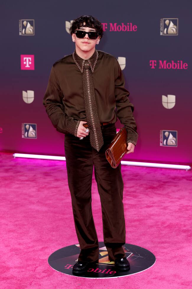 Sin quitarse las gafas de sol, Xavi demostró que el marrón es uno de los colores tendencia en la moda masculina. Aunque lo que más nos gustó es verle posar con bolso cartera en la mano.