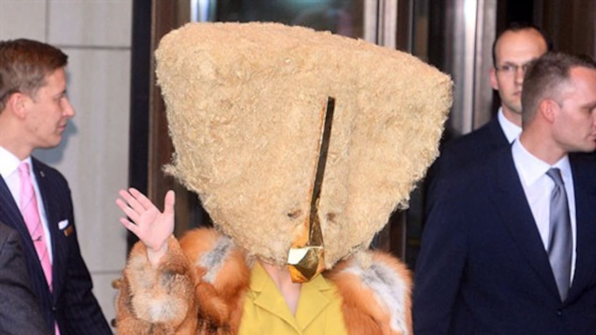 La extraña máscara de Lady Gaga