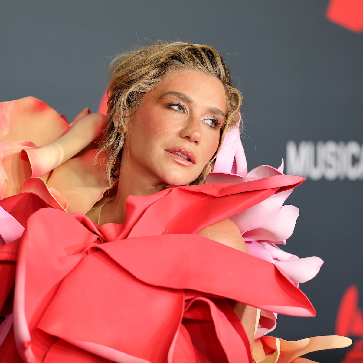 Kesha se arrepiente de sus retoques estéticos: "Pasé por una horrible fase de rellenos"