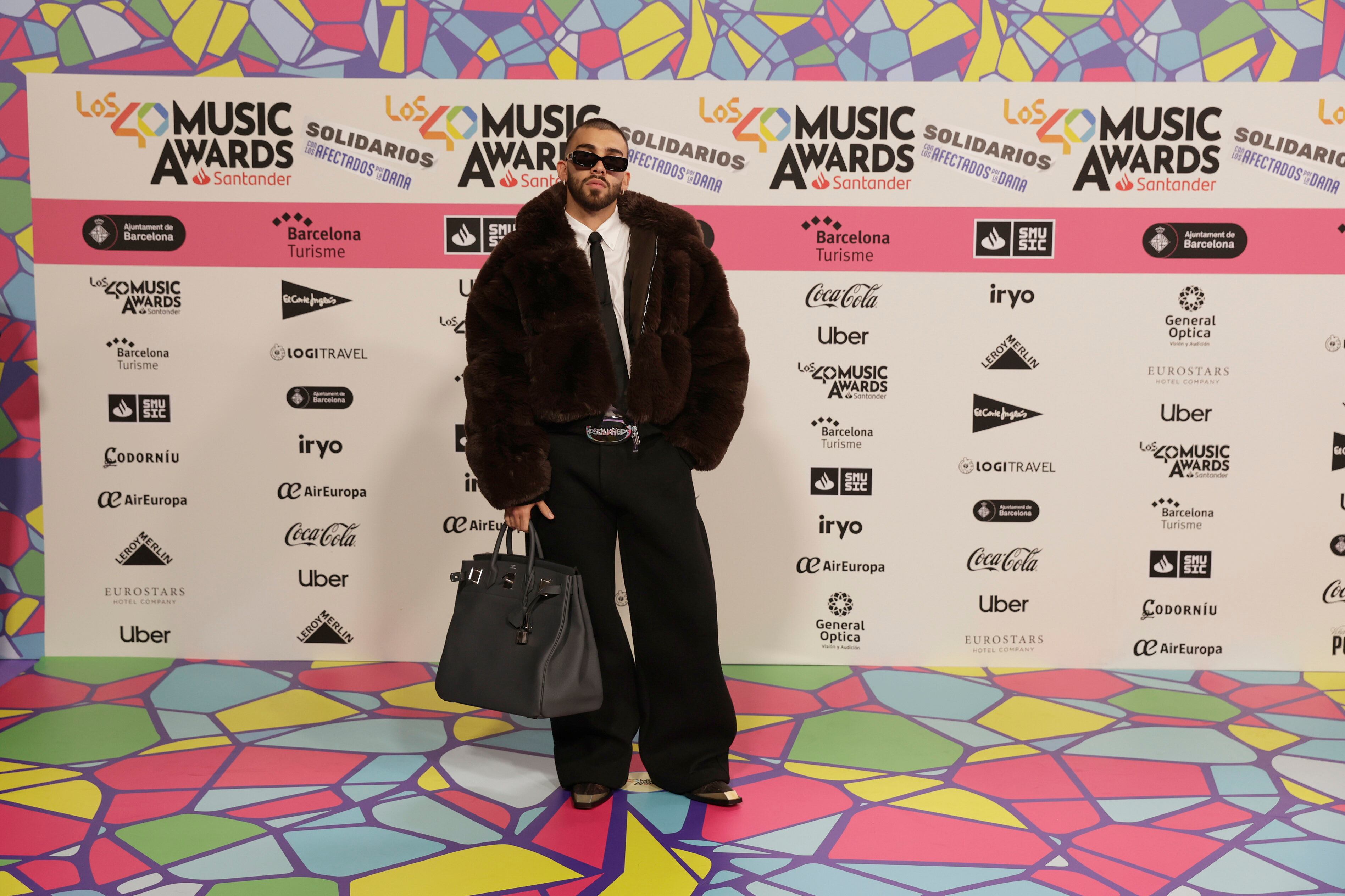 Manuel Turizo ha venido con un bolso enorme a LOS40 Music Awards Santander, tanto para guardar los posibles premios que consiga, como para recaudar ese dinero que irá destinado a la Fila Cero que hemos activado.