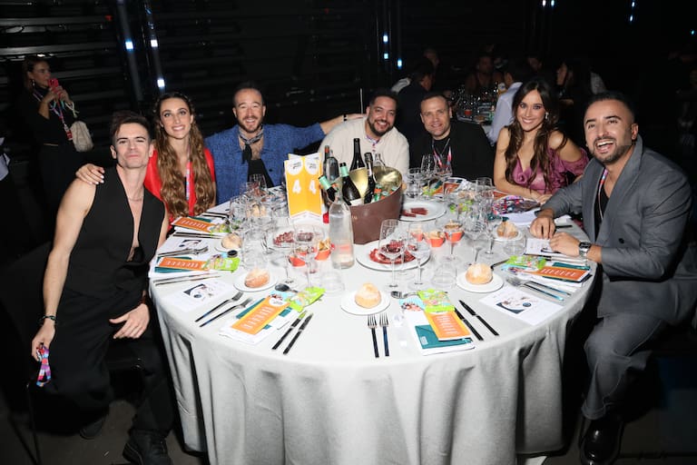 ¡Los locutores también disfrutan de la gala!