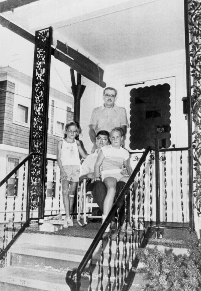 Janet y Jack Smurl con sus hijas Carin y Shannon en su casa. / Bettmann Archive/Getty