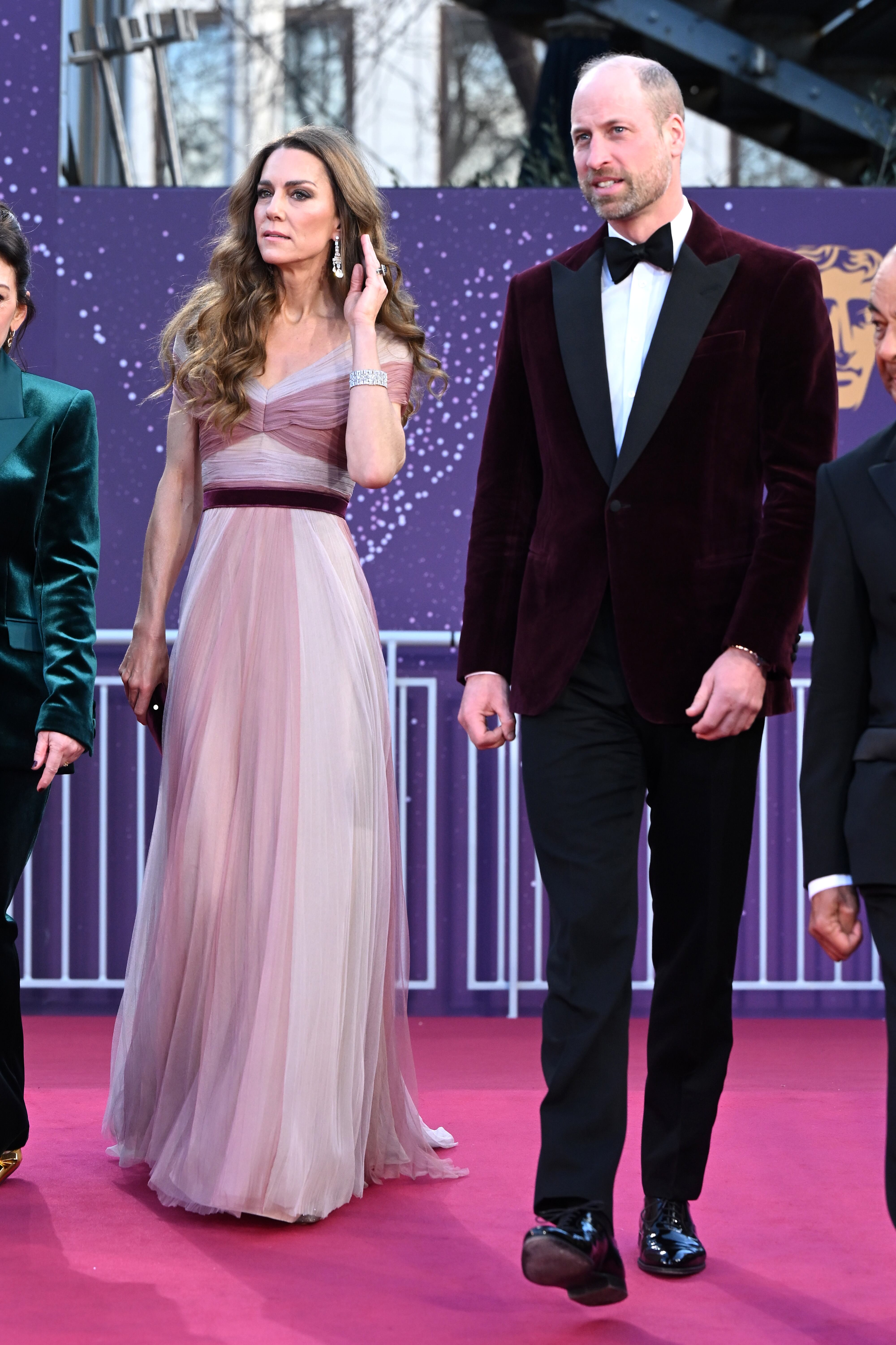 Los príncipes de Gales fueron la gran sorpresa de la gala. Ella recicló un vaporoso vestido de Gucci de 2019 en tonos morados a juego con el traje de su marido.