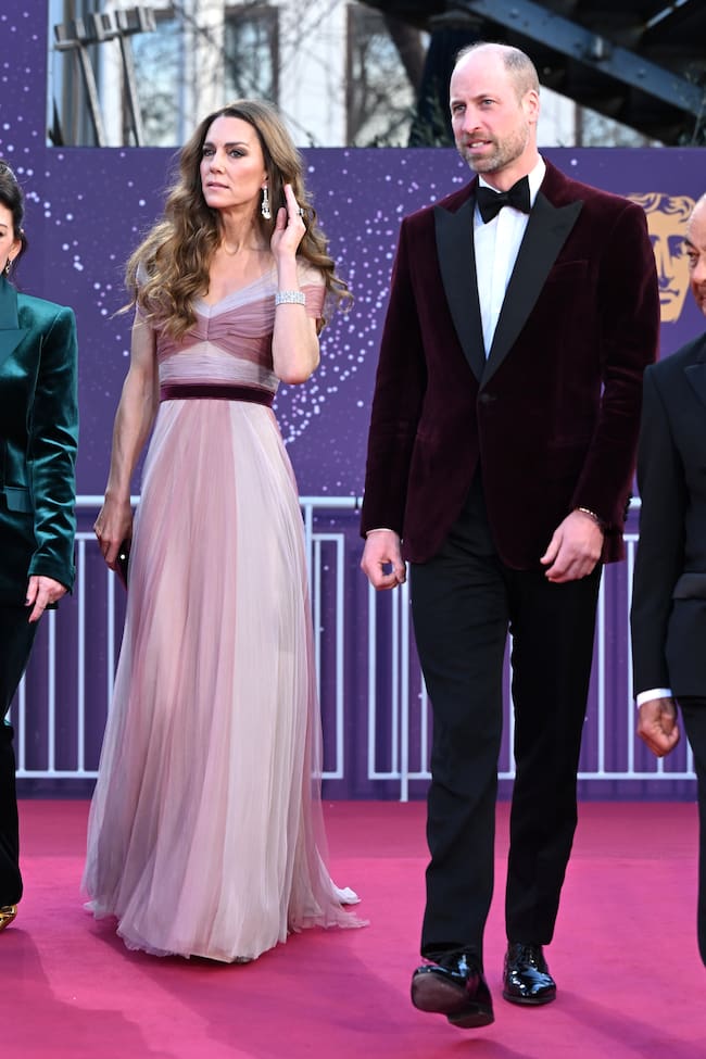 Los príncipes de Gales fueron la gran sorpresa de la gala. Ella recicló un vaporoso vestido de Gucci de 2019 en tonos morados a juego con el traje de su marido.