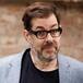 Richard Osman, el presentador de televisión, hermano del bajista de Suede, que sigue los pasos de J.K. Rowling