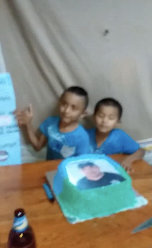 Llora al recibir su primer pastel de cumpleaños