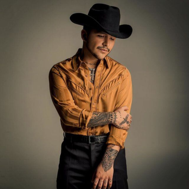 Christian Nodal detiene concierto para proteger a una fan