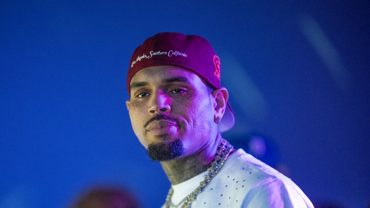 Chris Brown recibe un doctorado honoris causa mientras vuelve a enfrentarse a las críticas por su nuevo álbum
