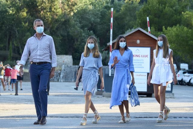 El rey Felipe VI, la reina Letizia y sus dos hijas.