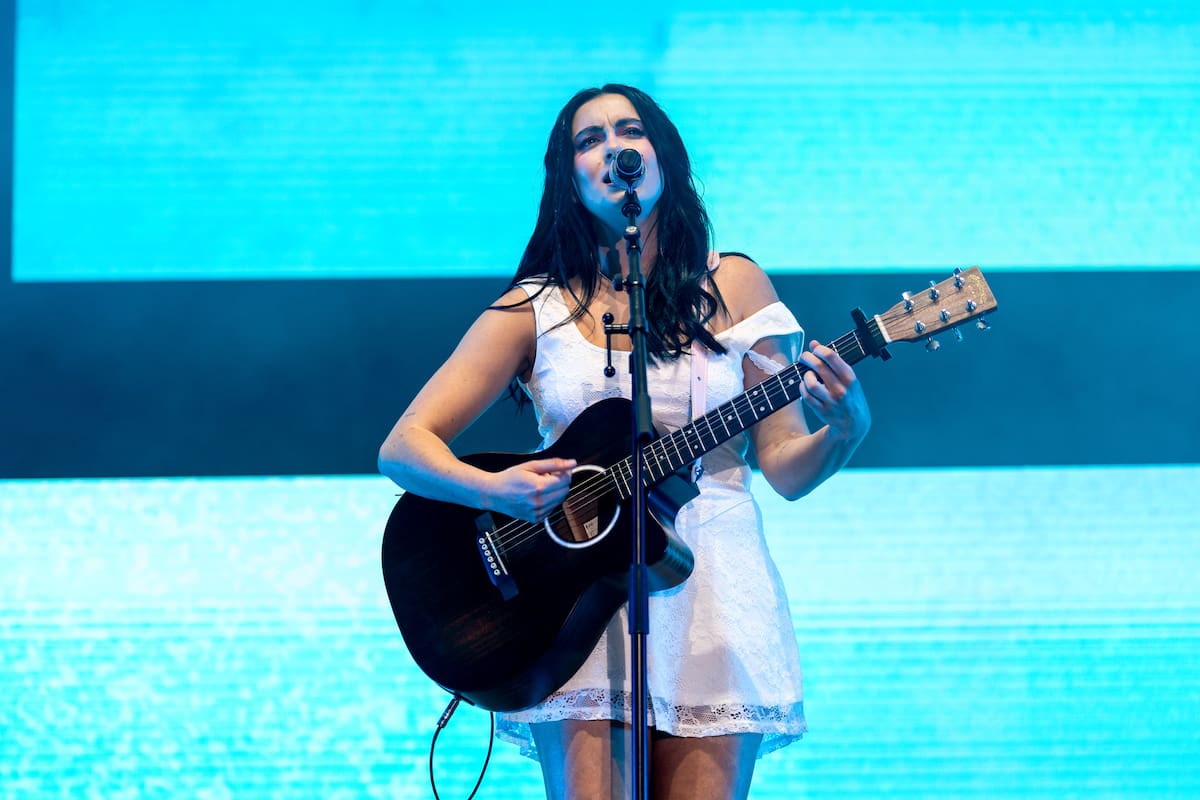 Chiara Oliver aportó frescura y sensibilidad a LOS40 Primavera Pop con una actuación muy cercana y emotiva. Su naturalidad sobre el escenario y la honestidad de sus canciones conectaron de inmediato con el público.