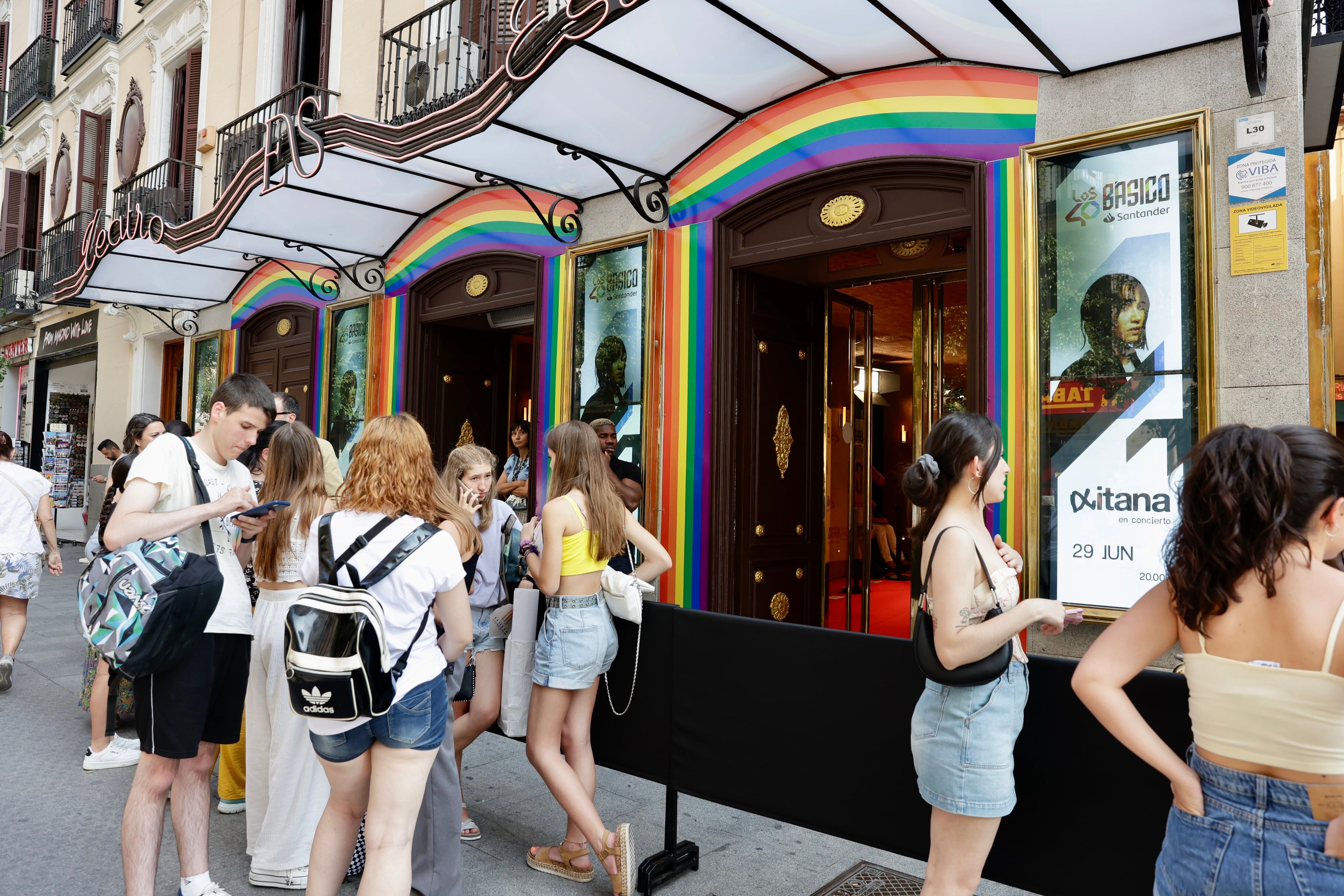 Ambiente en la entrada de LOS40 Básico Santander de Aitana en la Joy Eslava de Madrid en pleno Orgullo.