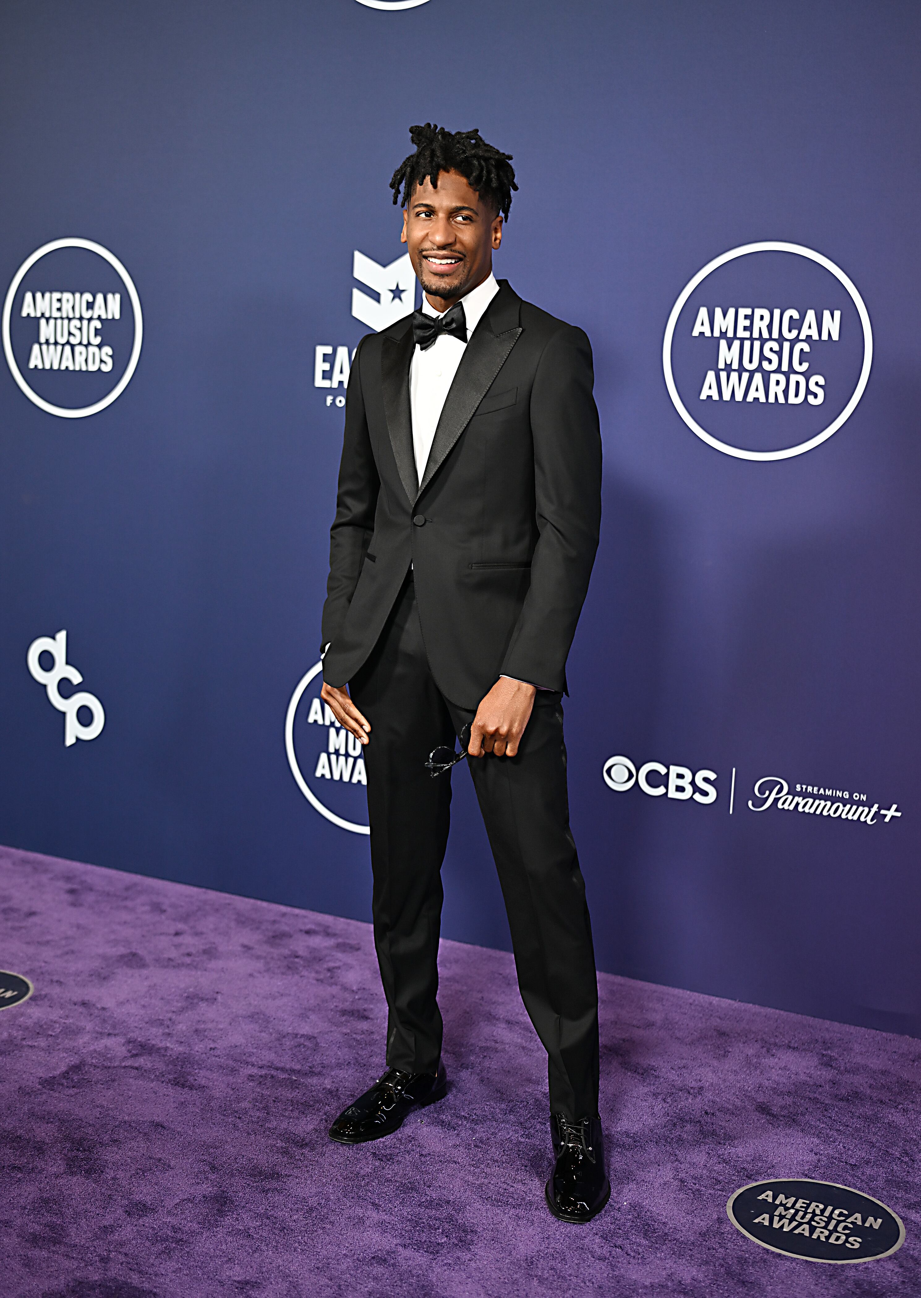 Es difícil ver a Jon Batiste desarreglado. Es de los artistas que saben que nunca va a defraudar en elegancia en una alfombra roja. Hasta pajarita.