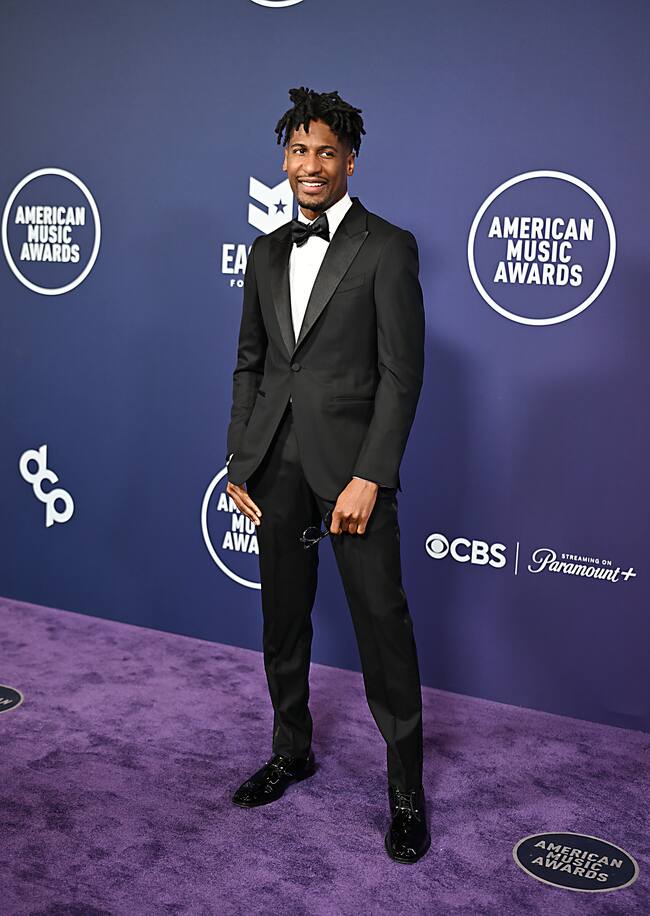 Es difícil ver a Jon Batiste desarreglado. Es de los artistas que saben que nunca va a defraudar en elegancia en una alfombra roja. Hasta pajarita.