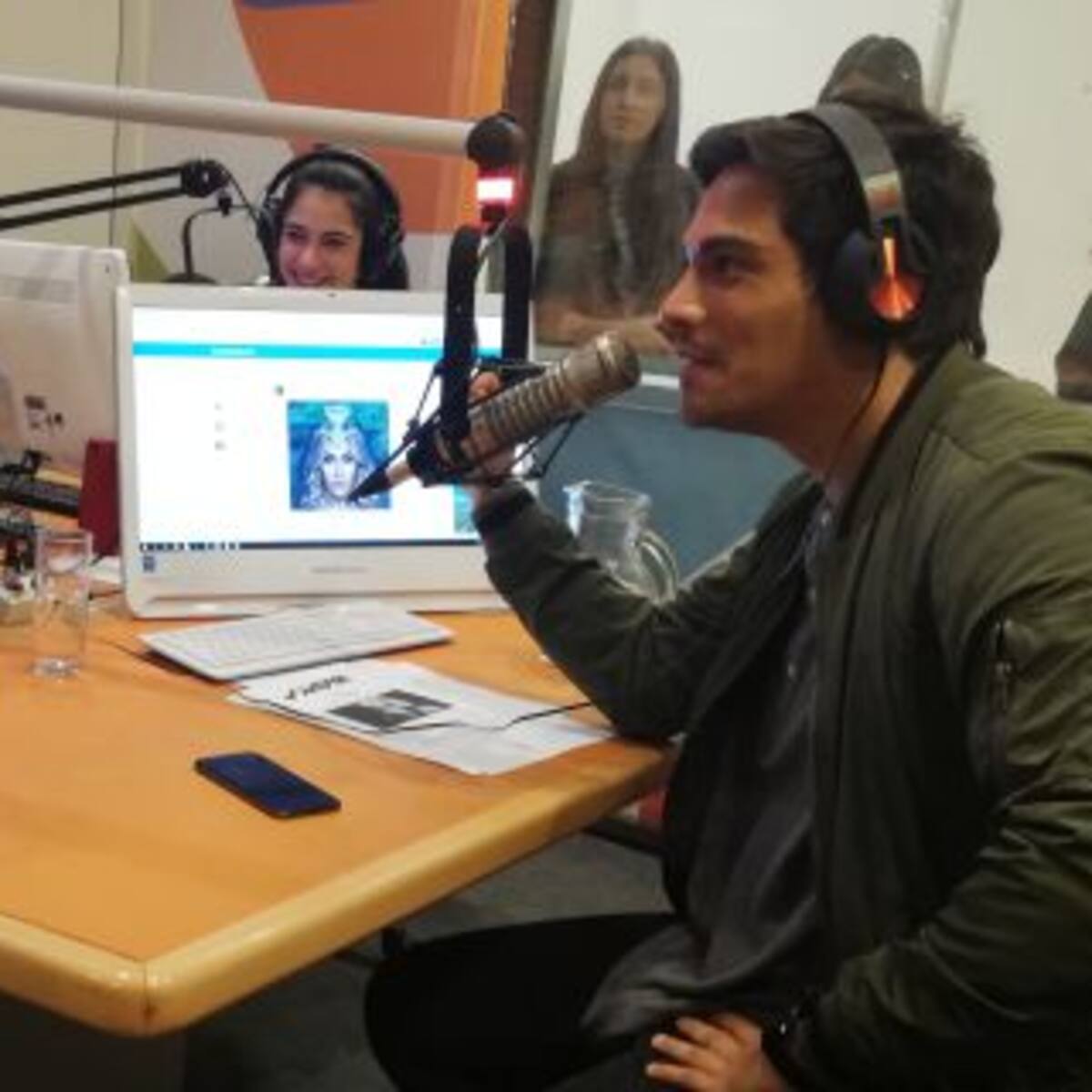 j mena nos presentó su nuevo single "La Cobra"