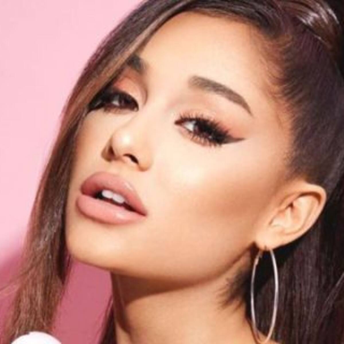 Un fan de Ariana Grande le dejó un regalo en la puerta de su casa