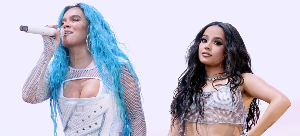 Karol G y Becky G, durante su actuación el 24 de abril en el festival de Coachella, en Indio (California).