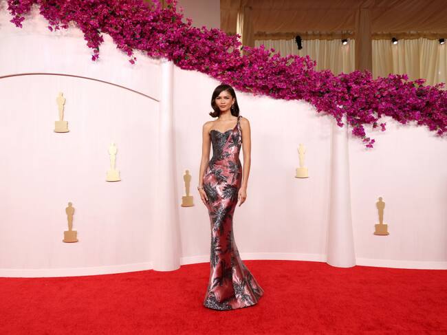 Zendaya fue una de las grandes protagonistas de la alfombra roja gracias a un ceñido vestido de Armani Privé que nos dejó sin aliento. ¡Bellísima!