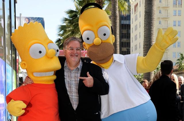 Matt Groening y sus personajes más célebres, Homer y Bart Simpson, reciben la Estrella en el Paseo de la Fama de Hollywood.