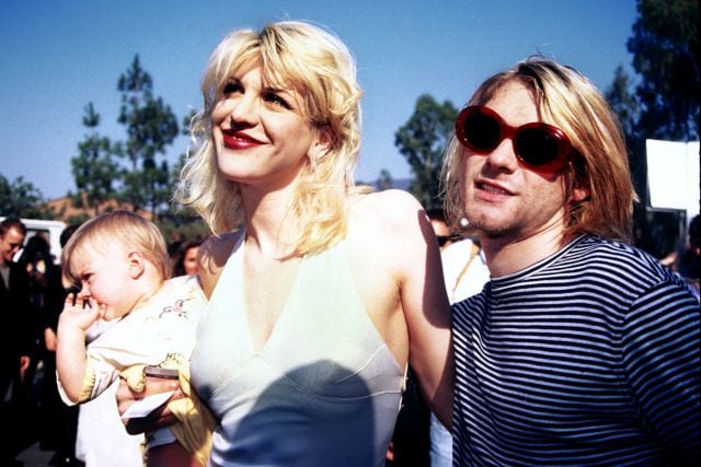 Courtney Love, Kurt Cobain y su hija Frances, en los MTV Music Video Awards de 1993.