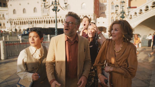 Chase Sui Wonders, Seth Rogen, Ike Barinholtz, Kathryn Hahn y Catherine O’Hara en 'The Studio', ya en Apple TV