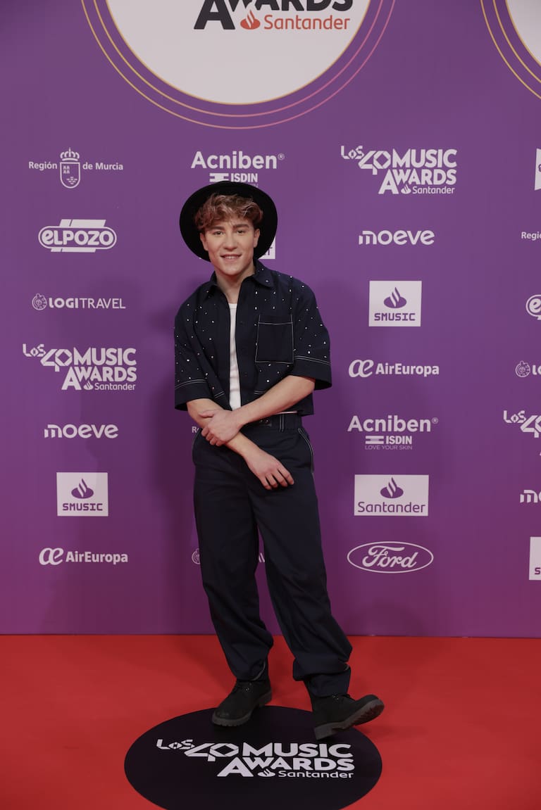 Carlos Marco en la alfombra roja de LOS40 Music Awards Santander 2025 con un estilismo muy sport y un sombrero que le da el toque red carpet.