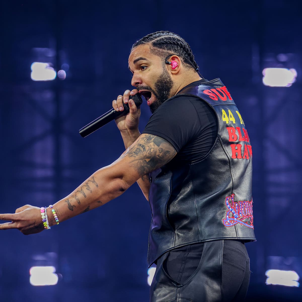 Drake iguala a Taylor Swift con un récord histórico en Billboard