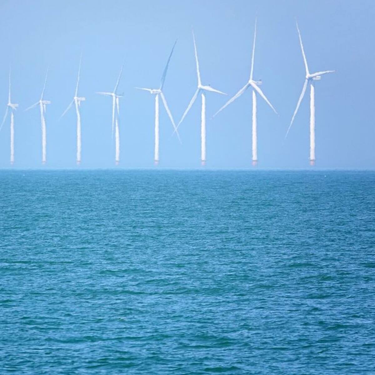 ¿El futuro de las renovables? China instala su mayor plataforma eólica marina flotante