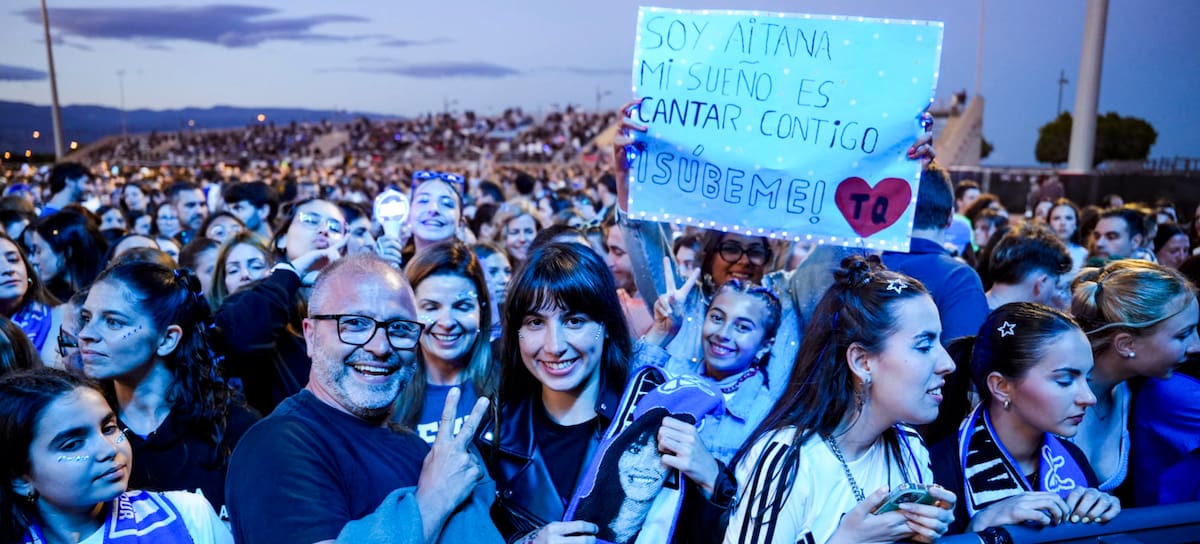 Público en el concierto de Aitana en Roquetas de Mar el 9 de mayo de 2026 en su arranque de su 'Cuarto Azul World Tour'.