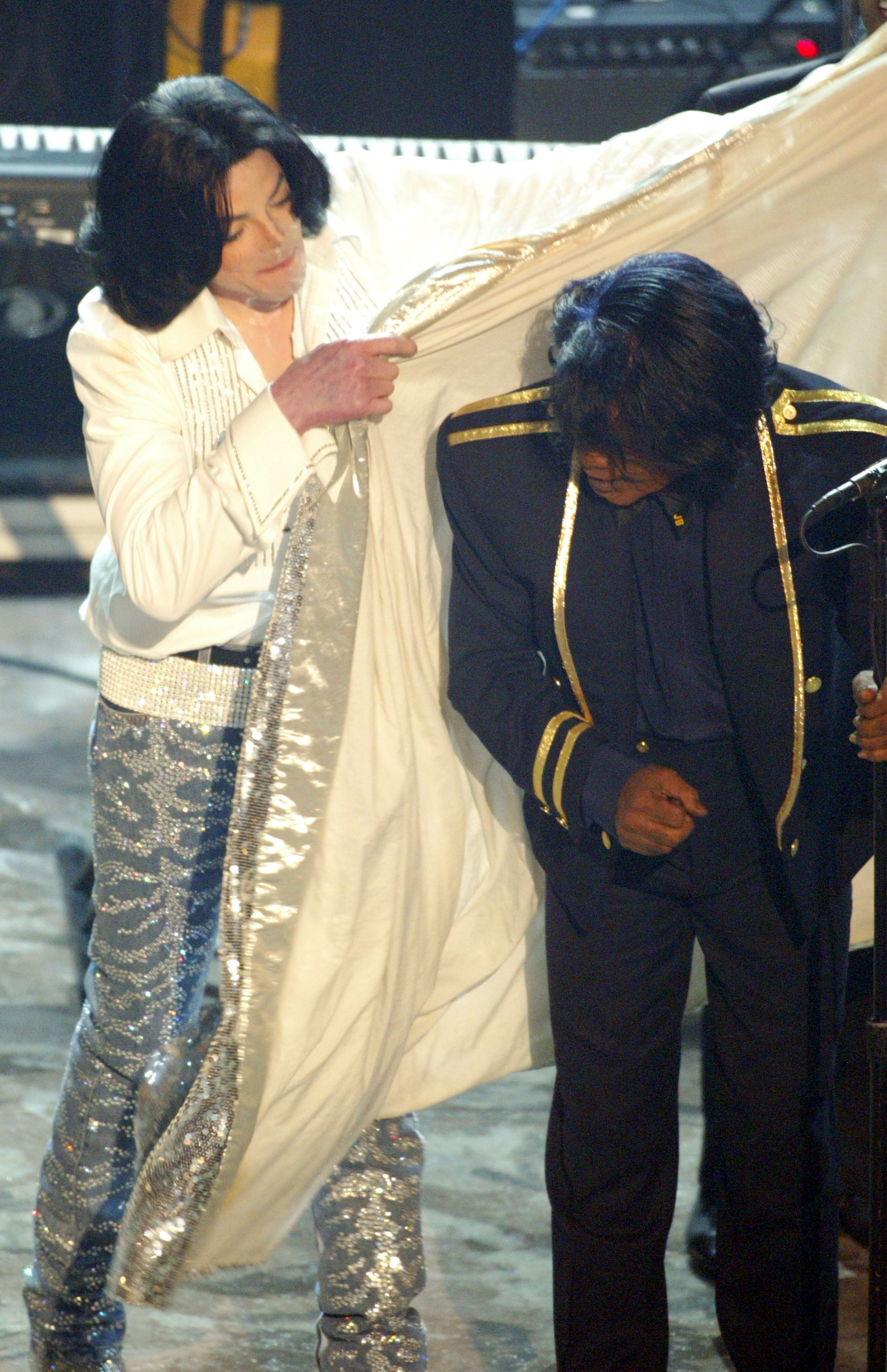 Michael Jackson y James Brown en la tercera edición de los BET Awards. (Photo by Kevin Winter/Getty Images)