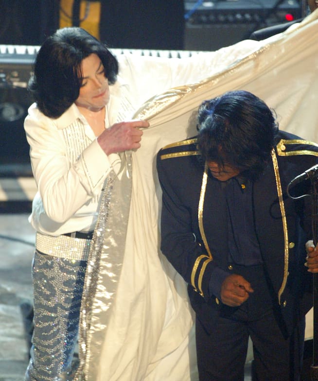Michael Jackson y James Brown en la tercera edición de los BET Awards. (Photo by Kevin Winter/Getty Images)