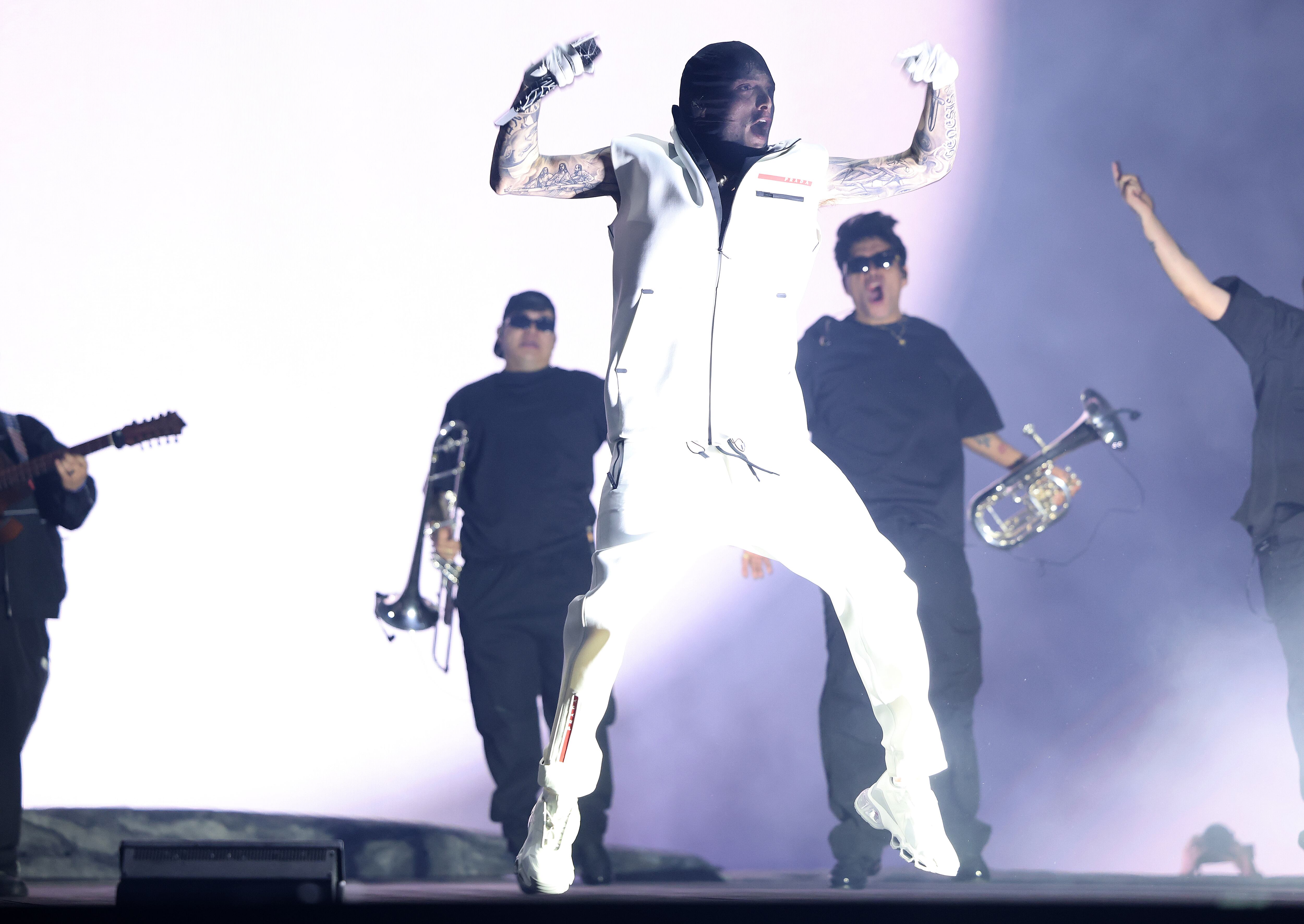 Una de las que ha podido disfrutar en directo del concierto ha sido Sara Sahar, la mujer con la que le pillaron antes de romper con Nicki Nicole y que ha estado en el festival disfrutando de su actuación.