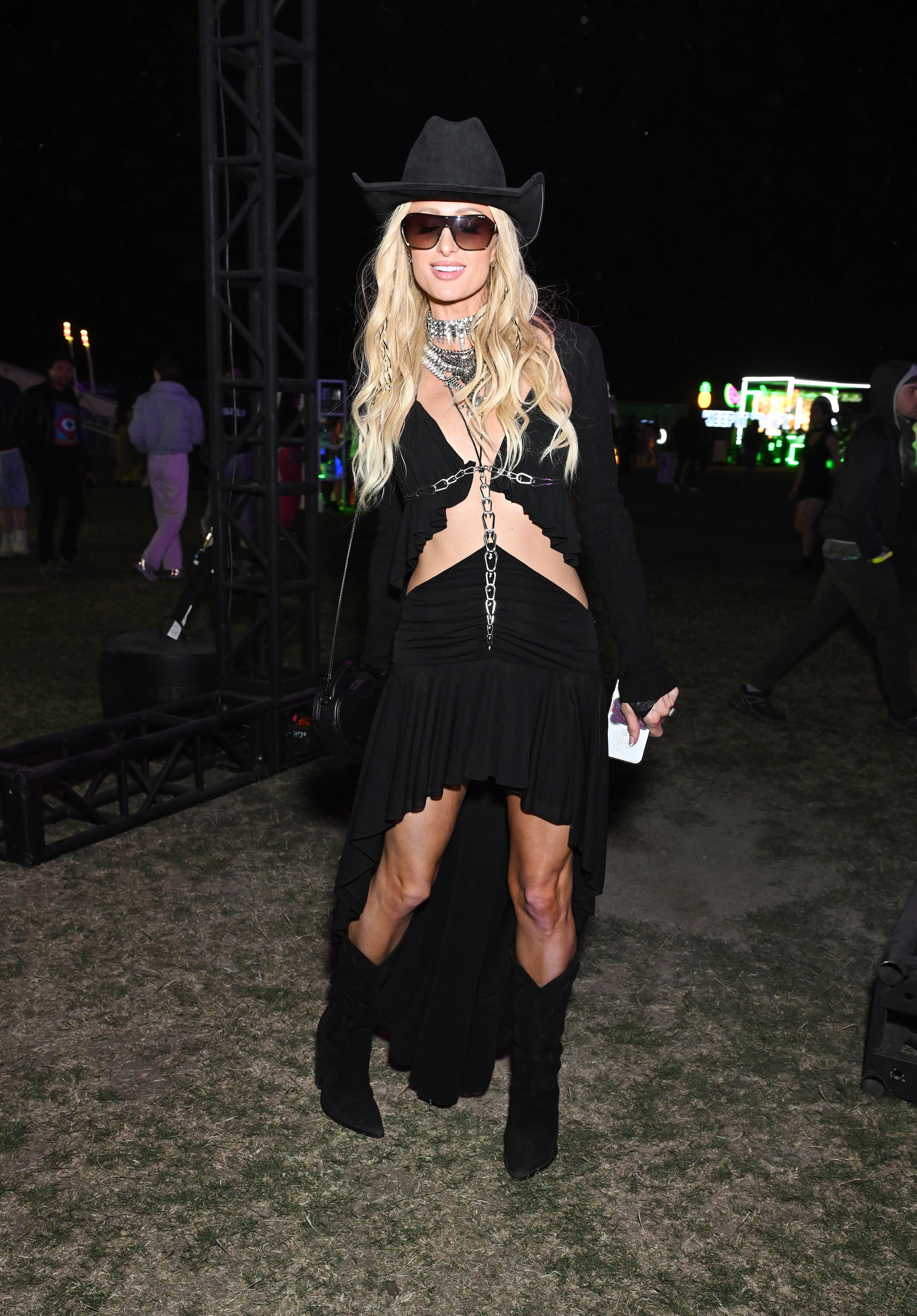 Paris Hilton fue una de las invitadas a la after party del Coachella, Neon Carnival que se llenó de rostros conocidos.