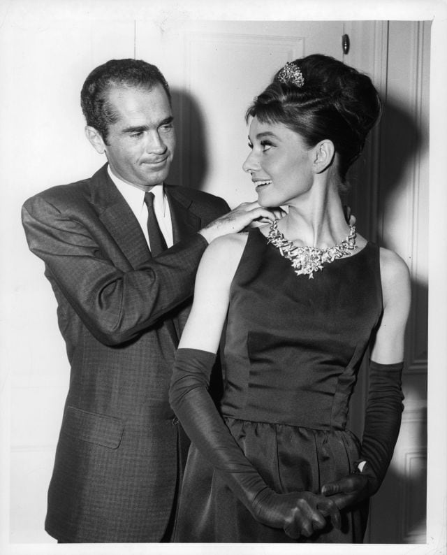 Henry B Platt, nieto del fundador de Tiffany & Co, ajusta un collar en el cuello de Audrey Hepburn.