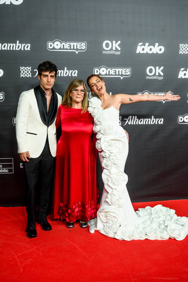 Dulceida es la gran anfitriona de la gala y estuvo acompañada de los suyos, entre ellos su hermano, Álex Domenech y su madre, Anna Pascual y no dudó en posar con ellos.