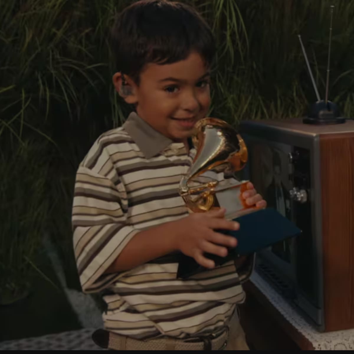 ¿Quién es el niño al que Bad Bunny le entrega el Grammy durante su espectáculo en la Super Bowl?