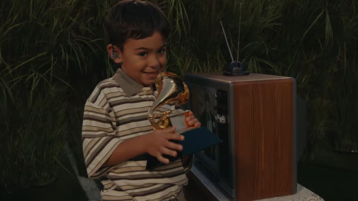 ¿Quién es el niño al que Bad Bunny le entrega el Grammy durante su espectáculo en la Super Bowl?