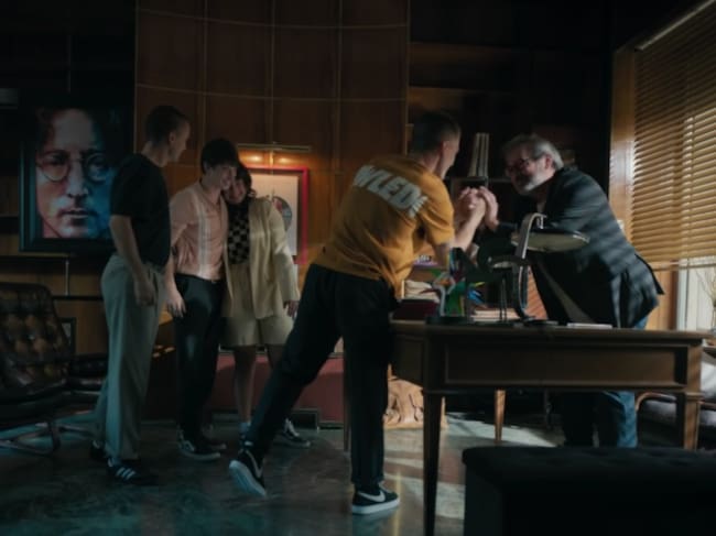 El premio Golden Music Award de Dani Martín en el escritorio. Imagen del videoclip de 'Una Foto En Blanco y Negro'.