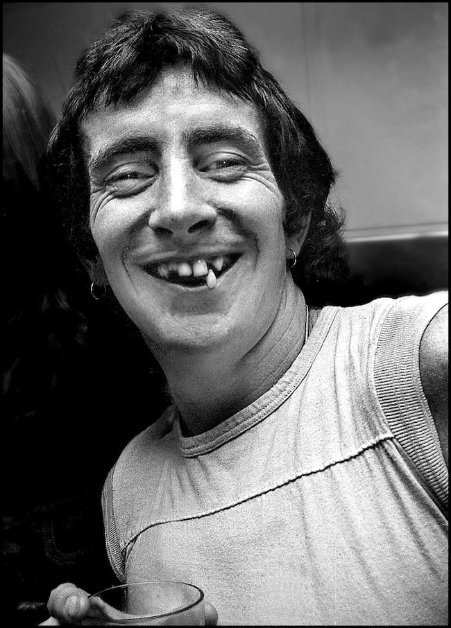 Bon Scott posando para la prensa en las oficinas de WEA