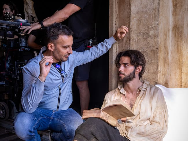 Julio Peña y Alejandro Amenábar en el rodaje de 'El Cautivo'. / Buenavista Internacional