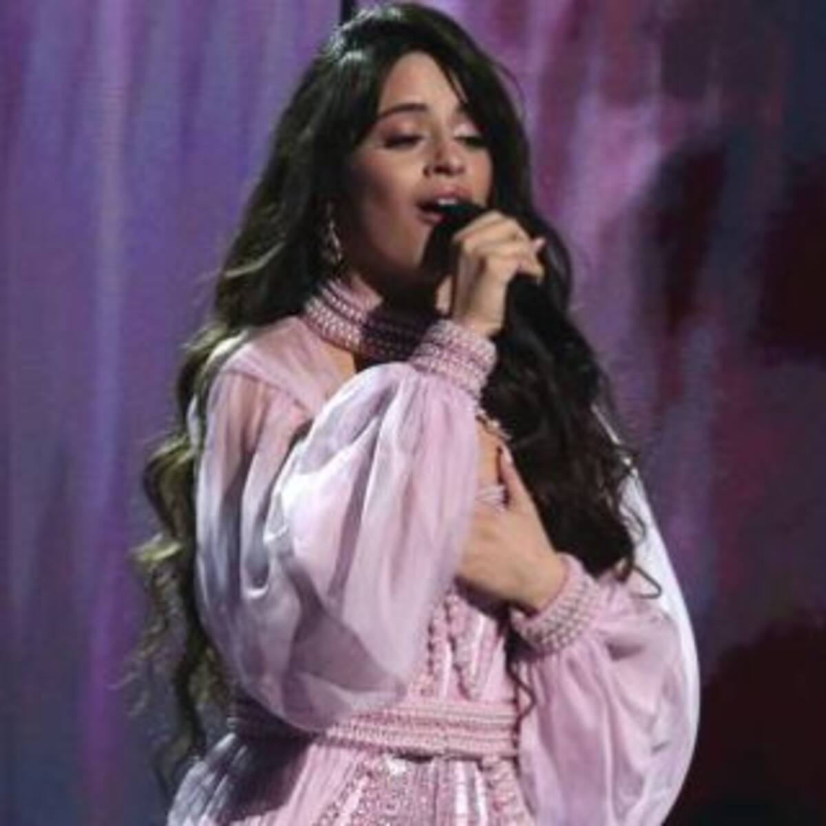 Camila Cabello le canta a sus fans desde el baño