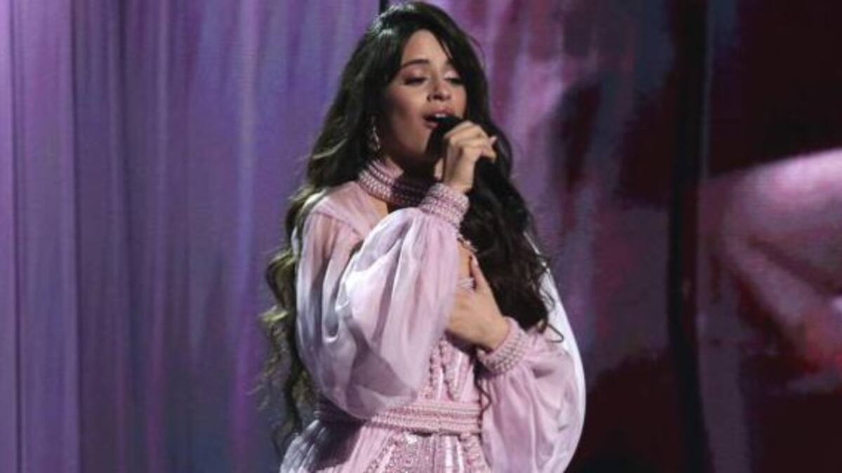 Camila Cabello le canta a sus fans desde el baño