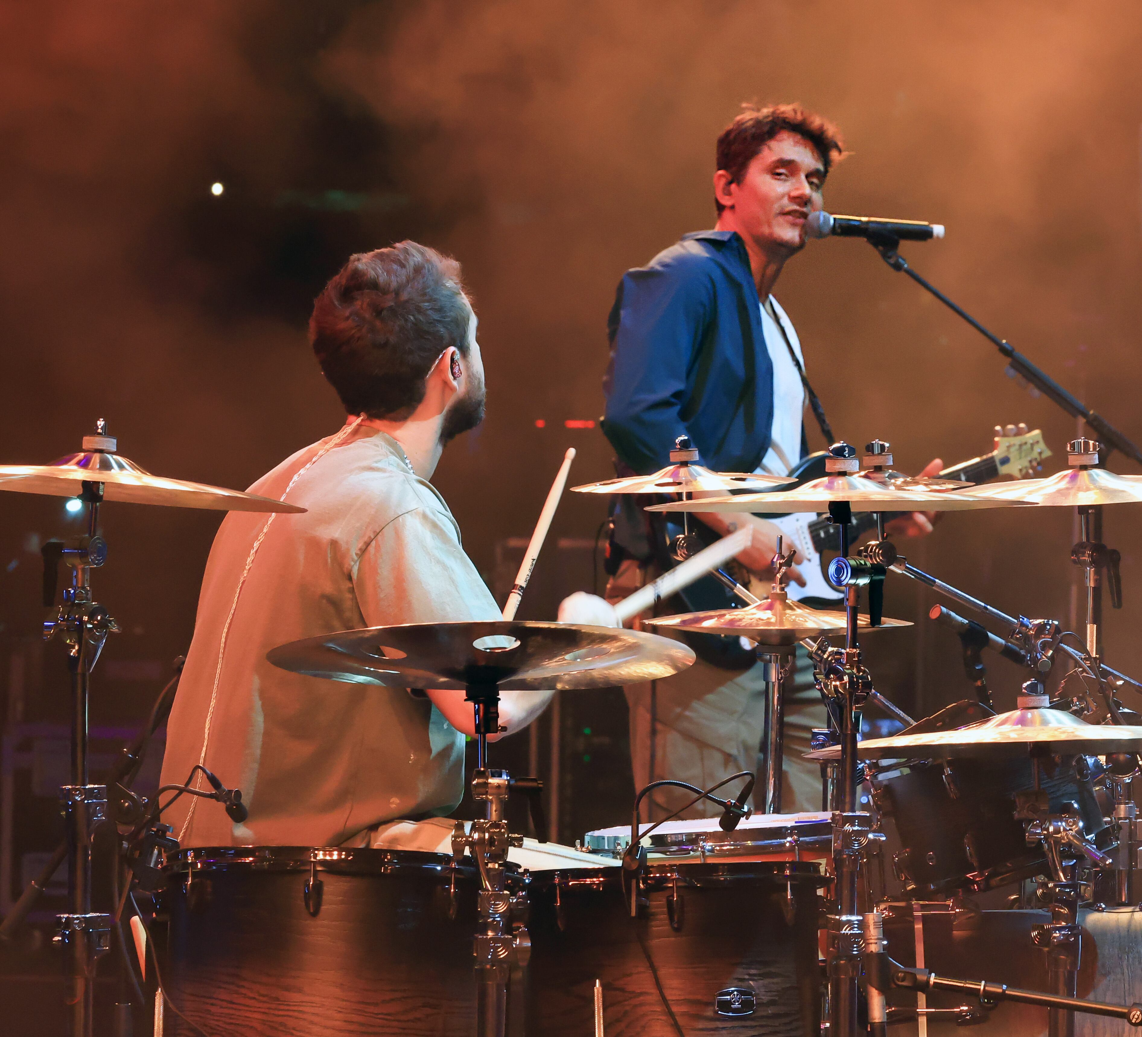 Este festival nos permite ver cosas muy curiosas como ver en una misa actuación a John Mayer a la guitarra y Zedd a la batería.