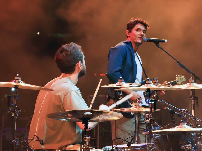 Este festival nos permite ver cosas muy curiosas como ver en una misa actuación a John Mayer a la guitarra y Zedd a la batería.