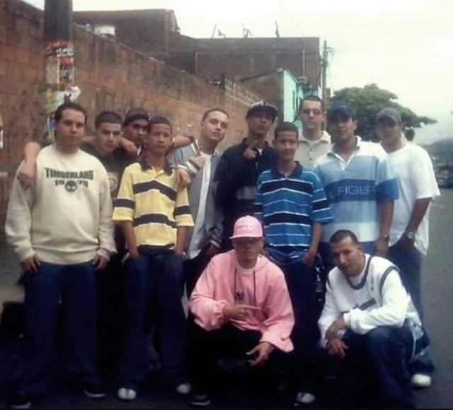 J Balvin y su grupo de amigos en el 2004