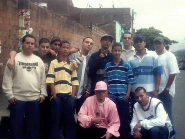 J Balvin y su grupo de amigos en el 2004